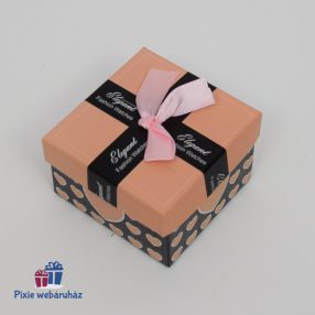 Négyzet alakú papír anyagú kicsi díszdoboz 