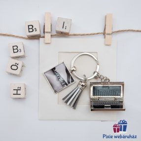   Laptopos, informatikusnak ajnádékba antik ezüst színű kulcstartó szögletes képtartós medállal