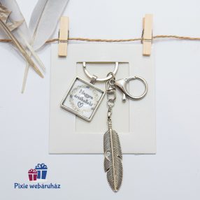   Madártollas, antik ezüst színű kulcstartó szögletes képtartós medállal