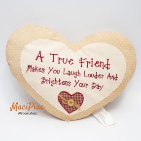   Szív alakú textil párna angol szöveggel: Az igaz barát hangosabban nevet, és feldobja a napot