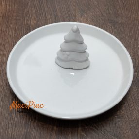   Fehér porcelán karácsonyi tányér benne magasodó karácsonyfával