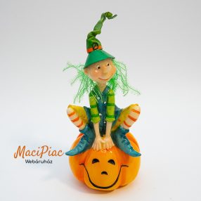   Halloweeni tök tetején manó vagy kobold ül dekoráció, figura