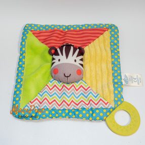   Carosel színes alvókendő, morzsolgatókendő zebrás rágókával