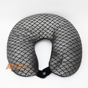  Nyakpárna, utazós párna halpikkely mintás (szürke-fekete) pattenttal záródik nyaknál
