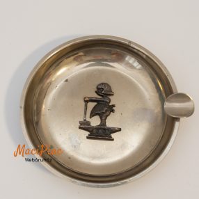 Vintage fém hamutál, benne egy lány kalapáccsal 