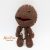 Kötött, horgolt barna figura Sackboy a LittleBigPlanet játékok ikonikus, irányítható karaktere