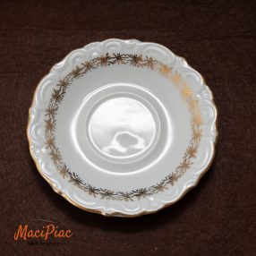   Porcelán csészealj, amely valószínűleg egy klasszikus kávés- vagy teáskészlet része