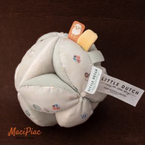   Little Dutch készségfejlesztő plüss labda, pontosabban a Little Farm kollekció része, megrázva csörög