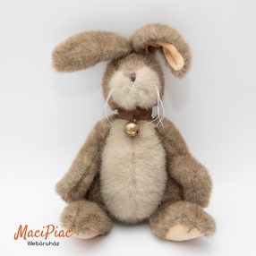   Bearington Collection egyik tagja, és a neve Patches (vagy néha "Briar Rabbit") fém csengővel a nyakában, végtagok forognak, fülei hajlanak 