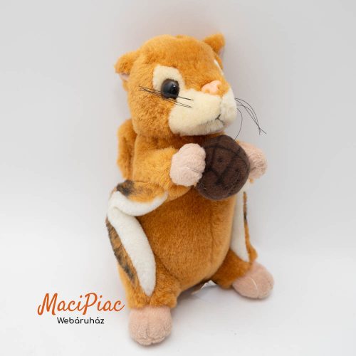 Élethű barna színű plüss álló mókus, amely a kezében egy makkot tart