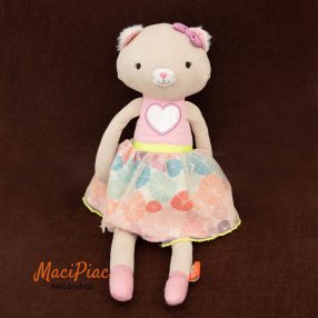   Bájos figura a B. toys márka Tippy Toes kollekciójából származó Cali Cat (Cali cica)  plüssbaba.