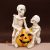 Halloweeni dekoráció, csontvázak, faragott tökkel figura (világít)