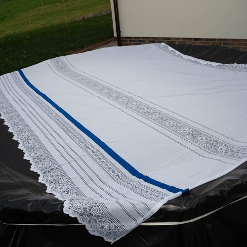 Fehér függöny kék csíkkal 290x190 cm két széle hullámos, teteje egyenes