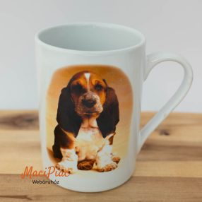   Kerámia bögre aranyos ülő basset hound kölyökkutya, kutyával 