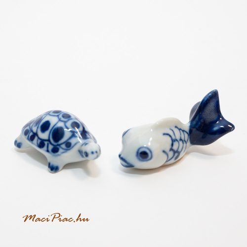 Miniatűr kék-fehér porcelán hal és teknősbéka nipp