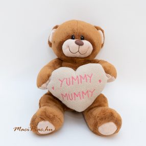  Plüss maci szívvel YUMY MUMMY ( fincsi mami) felíratú hímzéssel BROWN SUGAR barna cukor