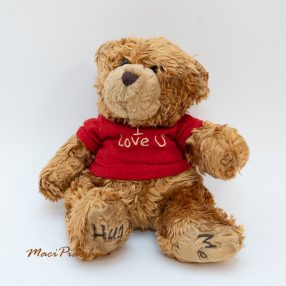   Szerelmes plüss maci I LOVE felíratos piros pólóban Hug Me himzéssel a talpán