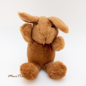   Plüss nyúl, nyuszi barna, lila pöttyös masnival a nyakában Mummel