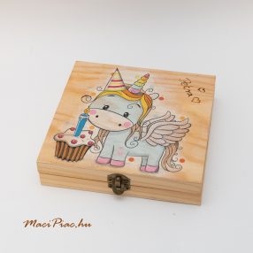   Fából készült négyzet alakú,  felnyitható tetejű doboz (festhető, ragaztható)