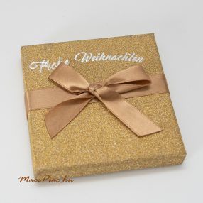   Négyzet alakú papír anyagú kisebb lapos, arany csillámos masnis díszdoboz 