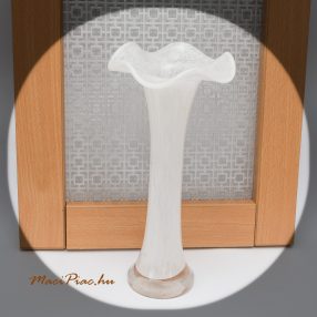 Gyönyörű fodros szélű fehér üveg váza 23 cm