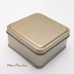 Szögletes levehető tetejű ezüstszínű fémdoboz
