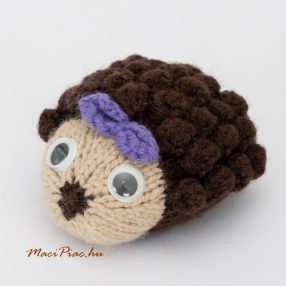   Lila masnis kötött, horgolt kislány sünike, süni, sündisznó 