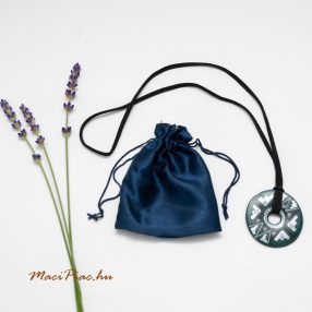   Nyaklán, amulett zsínoron kerek medálla egyiptomi szuvenyír 