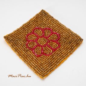   Gyöngyből készült 10x10 cm-es párna, virág mintájú Kézi munka!