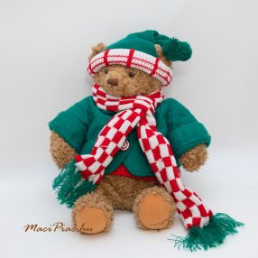   Plüss barna maci, kötött filc anyagú téli szettben Osztrák hagyatékból