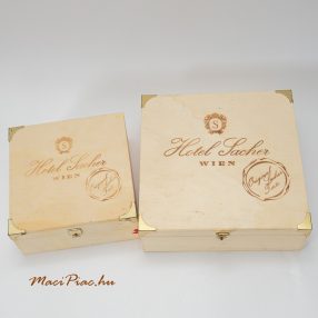   Fából készült négyzet alakú,  felnyitható tetejű doboz  2 db Hotel Sacher Wien Ausztria 