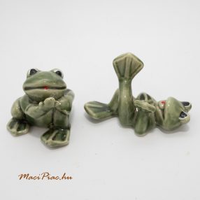 Élethű béka nipp, dekorációs porcelán figura  2 db